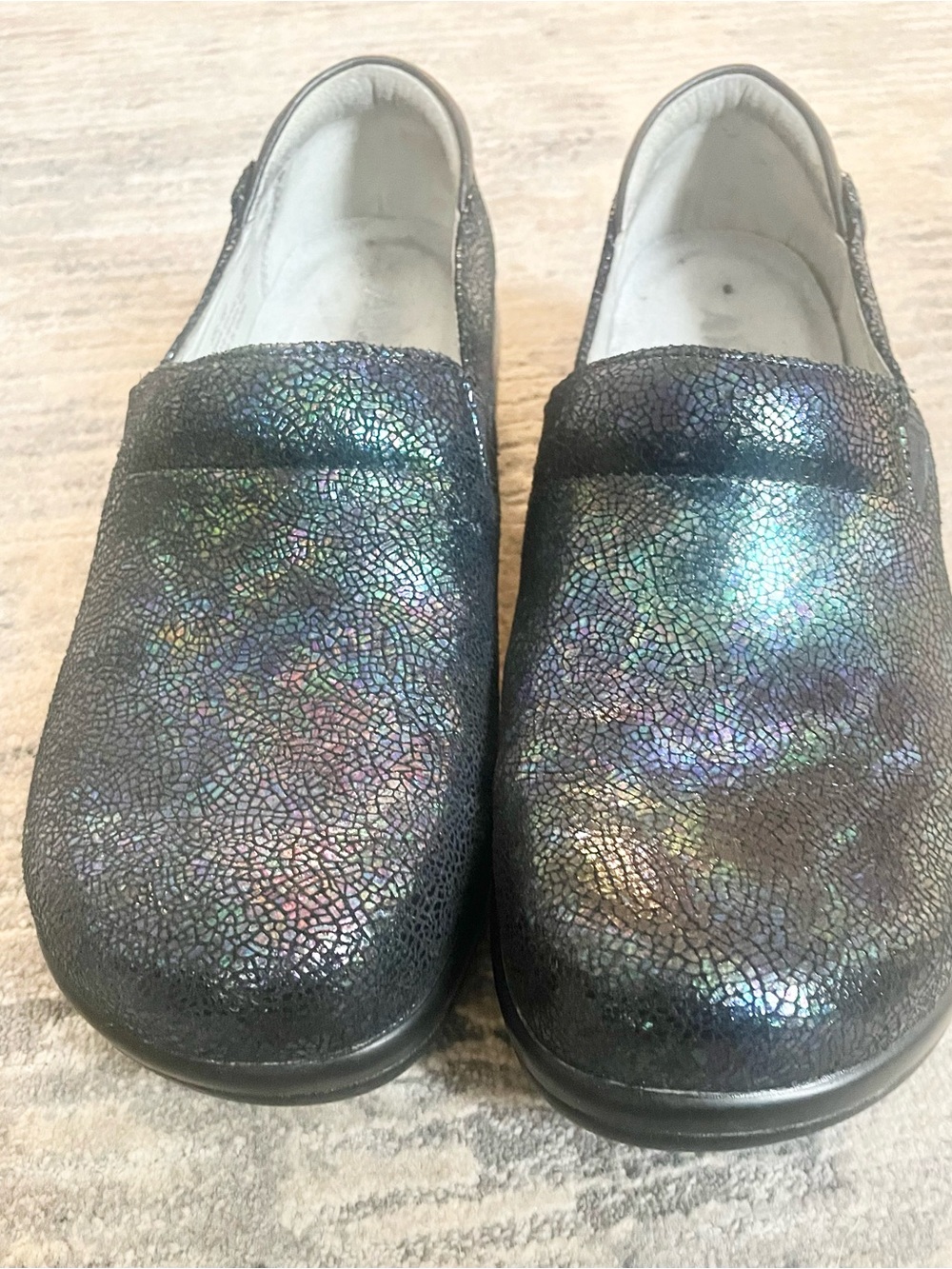 Alegria Women's Iridescent Black Crackle-Effect Slip-On Moccasins Sz 39 US 9-EUC